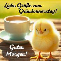 Flauschiges gelbes Küken neben einer Tasse Kaffee auf Holztisch, Gruß zum Gründonnerstag