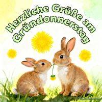 Zwei kleine Hasen im Gras mit gelben Blumen und Grußtext zum Gründonnerstag