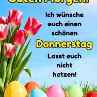 Rote Tulpen im Gras neben bunten Ostereiern unter blauem Himmel mit Sonnenschein und Grußtext