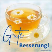 Eine Tasse beruhigender Kamillentee, garniert mit lieblichen Gänseblümchen.