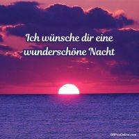 Ein rosaroter Sonnenuntergang über dem Meer sorgt für einen sanften, ruhigen Tagesausklang.