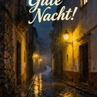 Regennasse Kopfsteinpflastergasse bei Nacht, warme Straßenlaternen leuchten zwischen alten Häusern