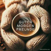 Eine dampfende Tasse Kaffee, umgeben von einem dicken Strickpullover, und dem Text „Guten Morgen Freunde“