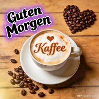 Tasse Cappuccino mit Schriftzug „Kaffee“, Kaffeebohnen auf Holztisch, herzförmiger Bohnenhaufen