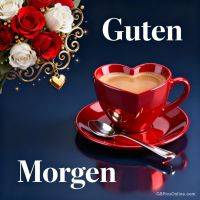 Rote herzförmige Kaffeetasse mit Untertasse und Löffel, daneben rote und weiße Rosen mit Goldornament