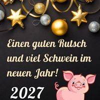 Neujahrsgruß 2027 mit Text, goldenem Weihnachtsschmuck und einem rosa Glücksschwein auf dunklem Hintergrund