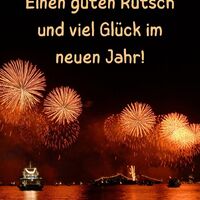 Goldene Feuerwerksblüten erhellen den Nachthimmel über dem Wasser und sorgen für festliche Stimmung.