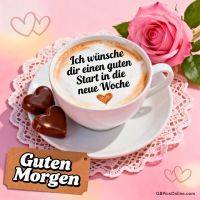 Tasse Cappuccino mit Grußtext, rosa Rose und Herzpralinen auf Spitzenuntersetzer