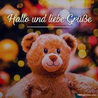 Ein kuscheliger Teddybär vor einer festlich leuchtenden Weihnachtskulisse.