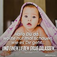 Ein kleiner Entdecker im kuscheligen Handtuch versteckt sich und erlebt die Welt mit großen Augen.