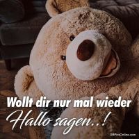 Ein großer, kuscheliger Teddybär wartet geduldig auf eine Umarmung in einer gemütlichen Ecke.