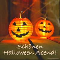 Zwei leuchtende Kürbislampen verbreiten gemütliches Halloween-Flair.