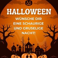 Eine schaurig-schöne Halloween-Nacht erwartet dich, umgeben von Kürbissen und Geisterbäumen.