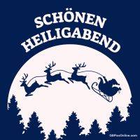 Auf dunkelblauem Hintergrund fliegt ein Schlitten, gezogen von Rentieren, über verschneite Tannen. Oben steht „Schönen Heiligabend“