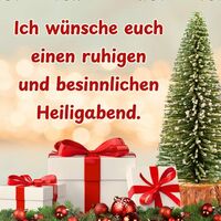 Festliche Geschenke und ein prächtig geschmückter Weihnachtsbaum verbreiten weihnachtliche Stimmung.