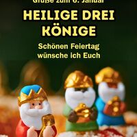 Figuren der Heiligen Drei Könige sind kunstvoll auf einer mit Zucker bestreuten Oberfläche dekoriert.
