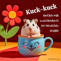 Ein kleiner Hamster macht es sich in einer Tasse gemütlich, umgeben von fröhlichen Farben und einem Lächeln, das ansteckt.