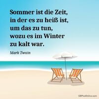 Einladung zur Entspannung: Zwei leere Liegestühle warten auf dem sonnigen Strand darauf, dass ihre Sommergäste kommen.
