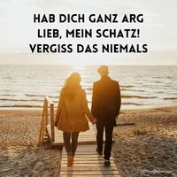 Ein Paar genießt einen romantischen Spaziergang am Strand bei Sonnenuntergang. Hand in Hand entlang des Weges in eine gemeinsame Zukunft.