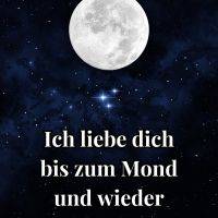 Ein strahlender Vollmond über funkelnden Sternen unterstreicht eine romantische Botschaft im Nachthimmel.