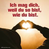 Zwei Hände formen ein Herz gegen den Sonnenuntergang, ein Symbol ewiger Liebe.