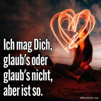 Ein Herz aus Licht im Dämmerlicht - Magie am Meeresrand.