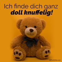 Kuschelbereit und bereit für Umarmungen! Dieser niedliche Teddy lädt zum Liebhaben ein.