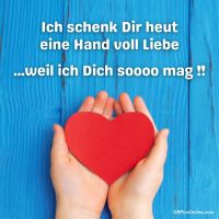 Eine Geste der Liebe: Zarte Hände, die ein rotes Herz gegen einen blauen Hintergrund halten.