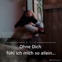 Ein Moment der Stille und Sehnsucht, während sie allein am Fenster verweilt.