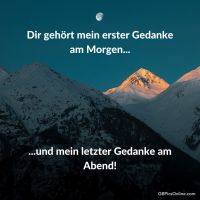 Mondlicht und Sonnenglanz umarmen die schneebedeckten Gipfel in einer Szene stiller Majestät.