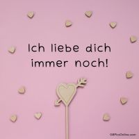 Ein süßes Geständnis der Liebe, umrahmt von zarten Holzherzen auf einem sanften Rosa-Hintergrund.