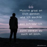 Ein Mann steht allein am Ufer, verloren in Gedanken während die Dämmerung den Horizont küsst.