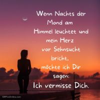 Eine tiefsinnige Frau betrachtet einen atmosphärischen Sonnenuntergang, in Gedanken versunken und die Stille genießend.