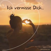 Ein Herz, geformt gegen das warme Leuchten des Sonnenuntergangs, erzählt von Sehnsucht und Liebe.