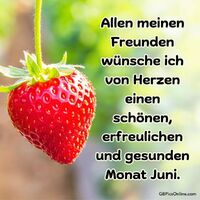 Eine reife Erdbeere hängt verlockend im Sonnenlicht, ein Symbol für die Frische und Freude des Sommers.
