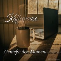Ein Morgenmoment mit Kaffee und Sonnenschein, perfekt für eine wohlverdiente Pause.