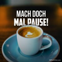 Ein Moment der Ruhe bei einer dampfenden Tasse Kaffee.