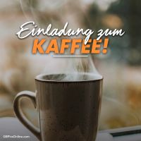 Genieße eine warme Tasse Kaffee an einem kühlen Morgen.