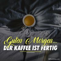 Ein entspannter Start in den Tag mit einer Tasse Kaffee im Bett.