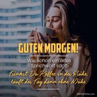 Eine Frau genießt ihren Morgenkaffee mit einem Lächeln vor dem Fensterblick auf die Stadt.