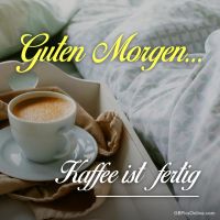 Ein perfekter Start in den Tag mit einer heißen Tasse Kaffee im Bett.