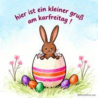 Aquarellhase im aufgebrochenen Osterei im Gras, umgeben von bunten Eiern und Blumen, blauer Himmel