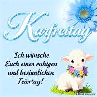 Gruß zu Karfreitag mit blauem Gänseblümchen und süßem Lamm mit Blumenkranz auf Wiese