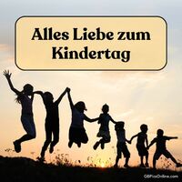 Kinder feiern ihre Unbeschwertheit bei Sonnenuntergang.