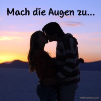 Ein Kuss im Sonnenuntergang, wo die Zeit still zu stehen scheint.