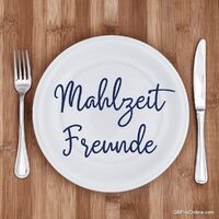 Einladend gedeckter Tisch, bereit für ein gemeinsames Essen.
