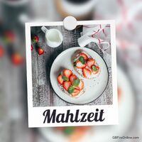 Frühstück mit einem Hauch von Frische: Erdbeeren auf knusprigem Toast serviert.