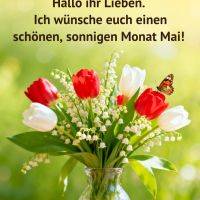 Vase mit roten und weißen Tulpen und Maiglöckchen, ein Schmetterling sitzt auf einer Blüte