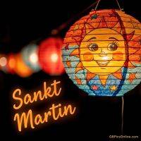 Bunte Laternen mit lachender Sonne und Sternen; Schriftzug „Sankt Martin“ leuchtet im Dunkeln
