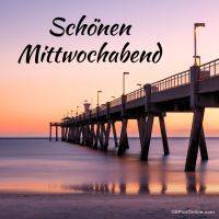 Seebrücke bei Sonnenuntergang mit leuchtenden Laternen; Schriftzug „Schönen Mittwochabend“